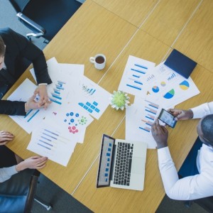 	Stratejik d&uuml;ş&uuml;nce, bir kuruluşun uzun vadeli hedeflerine ulaşmak i&ccedil;in sistematik bir yaklaşım benimsemesidir. Y&ouml;neticiler i&ccedil;in bu beceri, g&uuml;n&uuml;m&uuml;z&uuml;n hızla değişen iş d&uuml;nyasında hayati &ouml;nem taşır.  